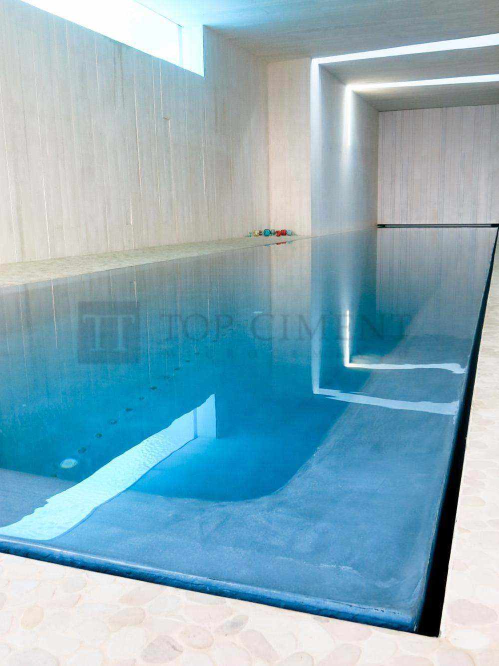Foto de Piscina de diseño moderno y elegante, en interior revestidas con microcemento Aquaciment