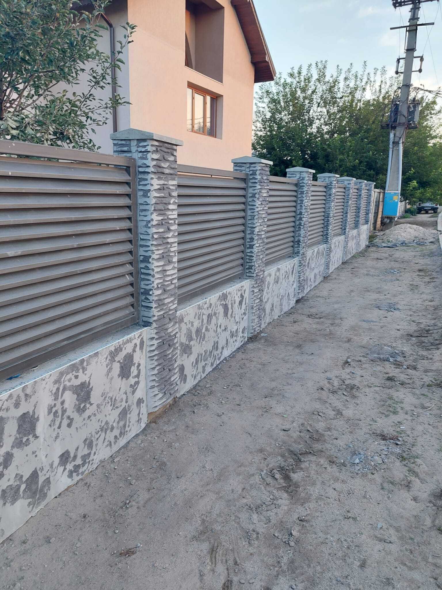 Haus im Bau mit vertikal bedrucktem Beton