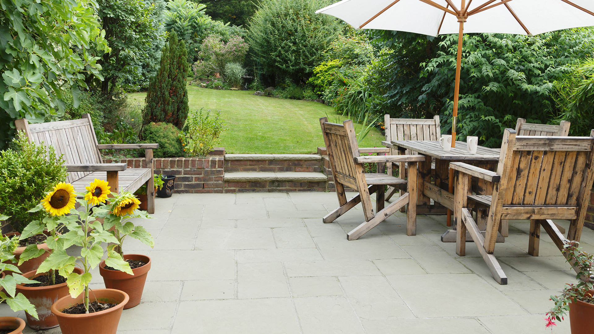 Terrasse aus gestempeltem Beton und Gartenbereich