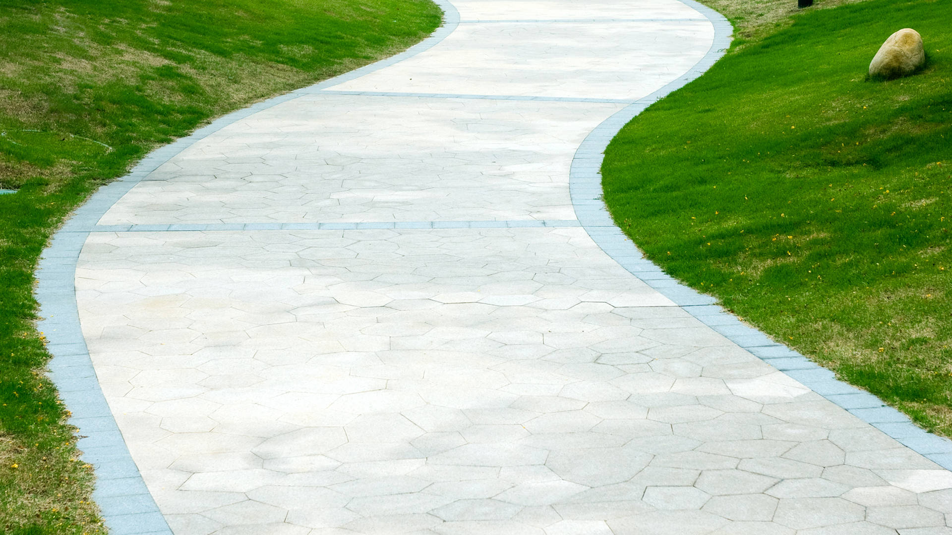 Laufstegboden aus bedrucktem Beton im Park