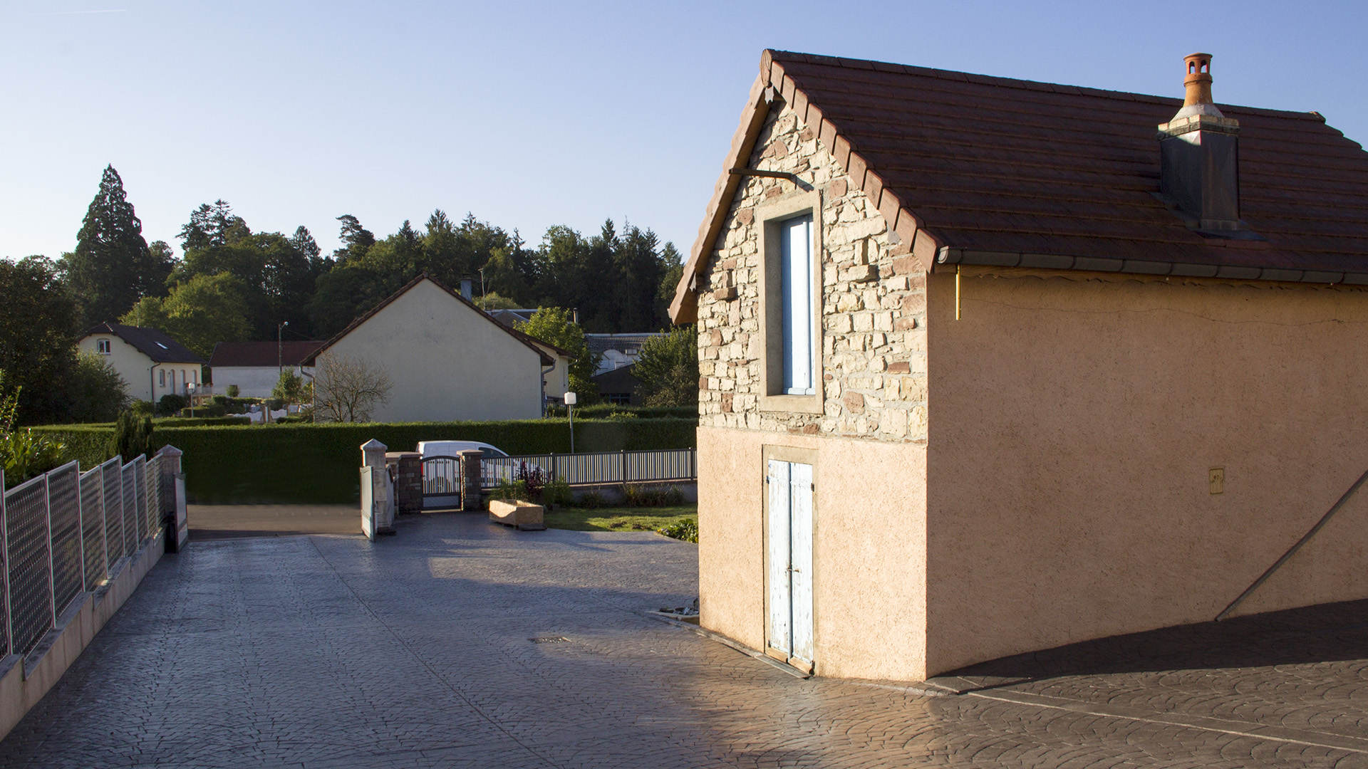 Haus mit bedrucktem Beton am Boden