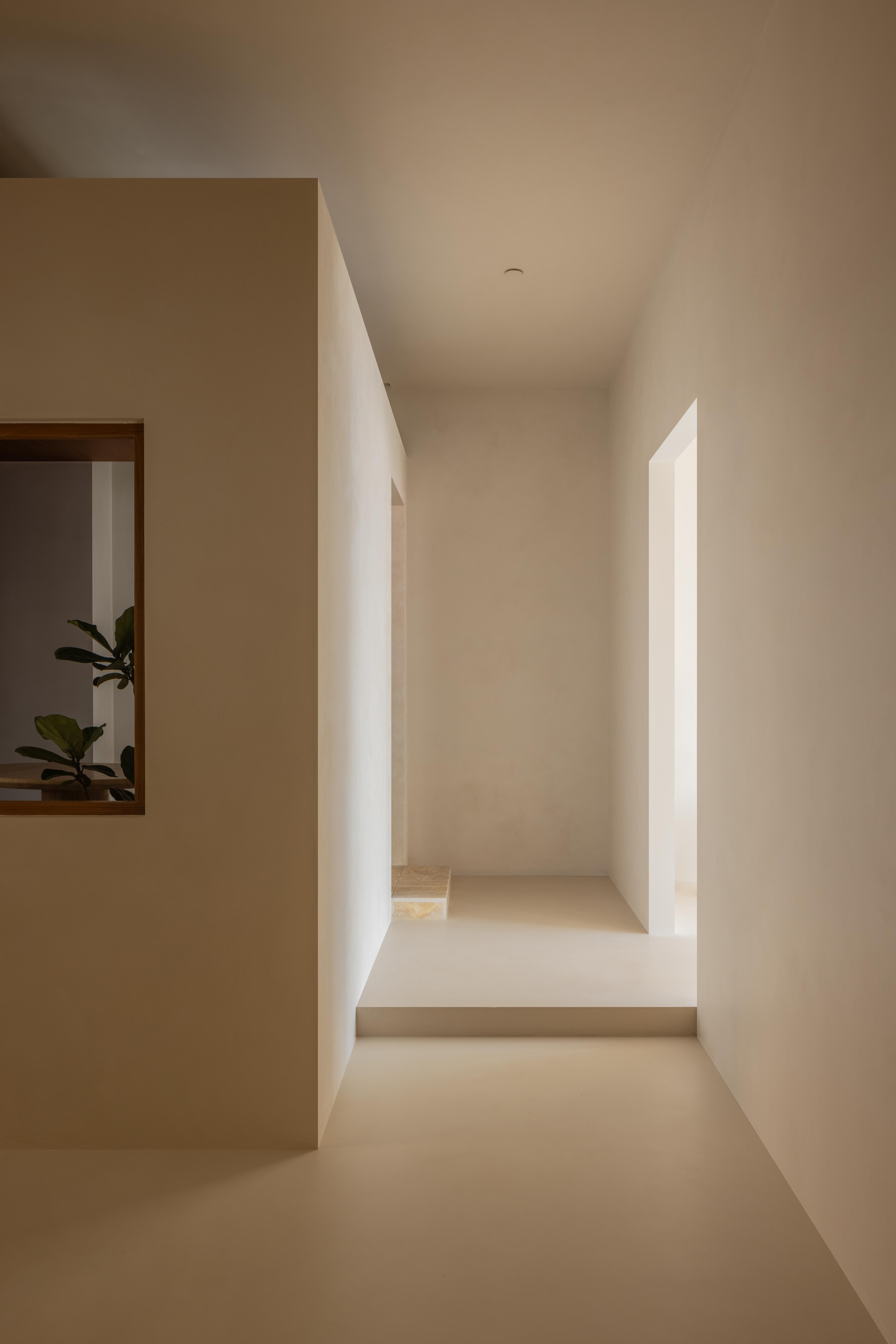 Mikrozementboden in einer Wohnung in Kiew für das Projekt Licht