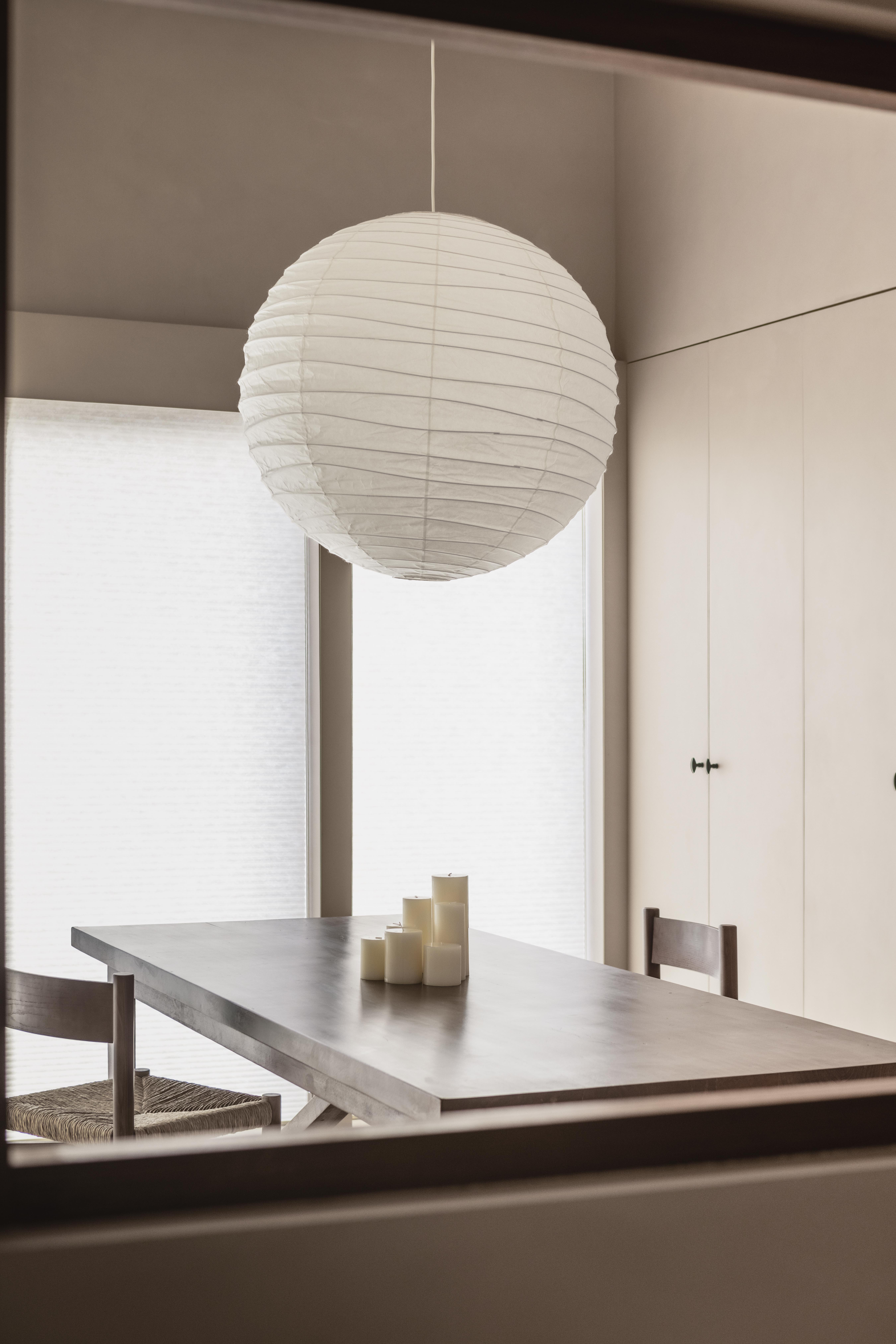 Mikrozementwand mit Spiegel in einer Wohnung in Kiew im Projekt Licht.