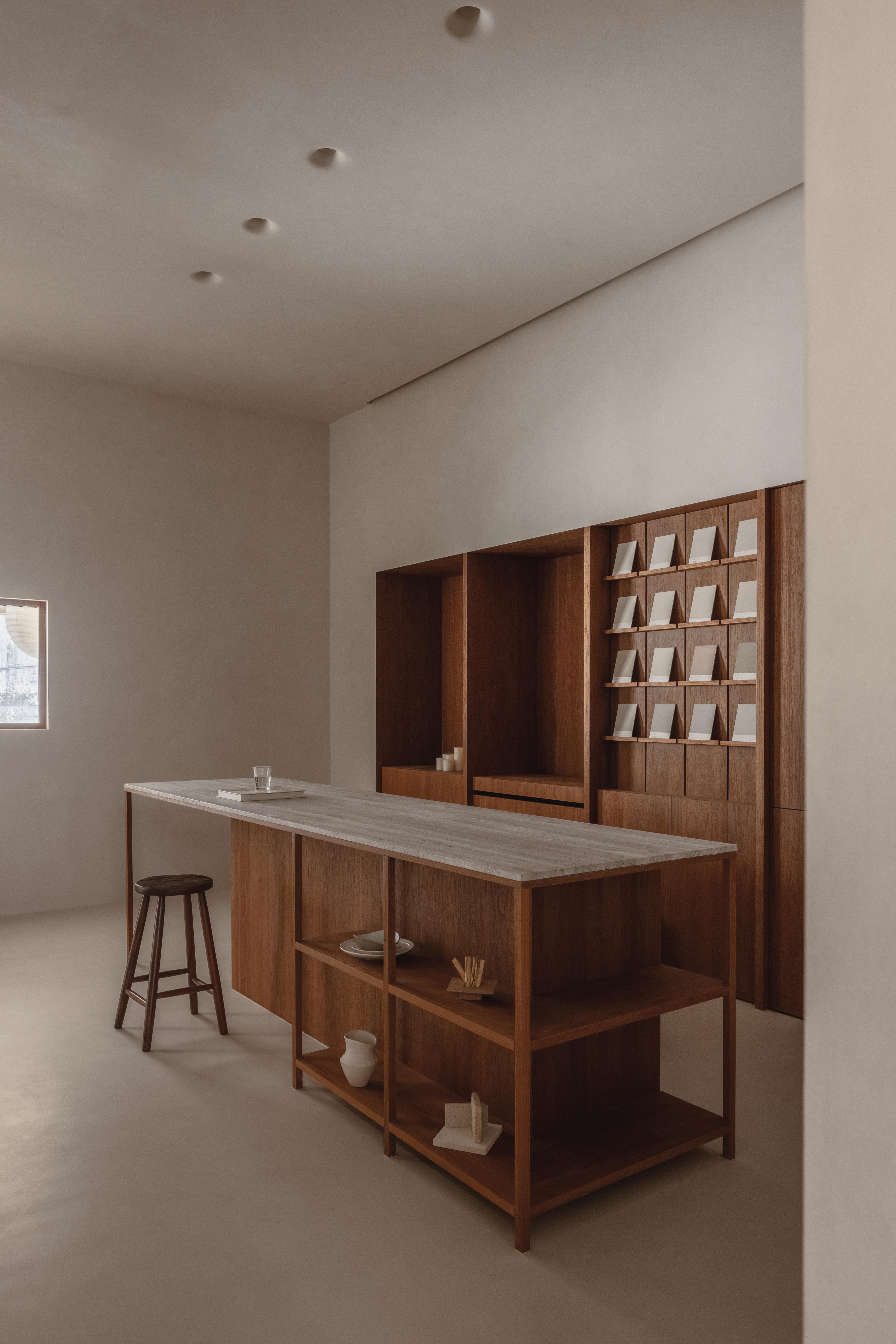 Mikrozementwand mit Spiegel in einer Wohnung in Kiew im Projekt Licht.