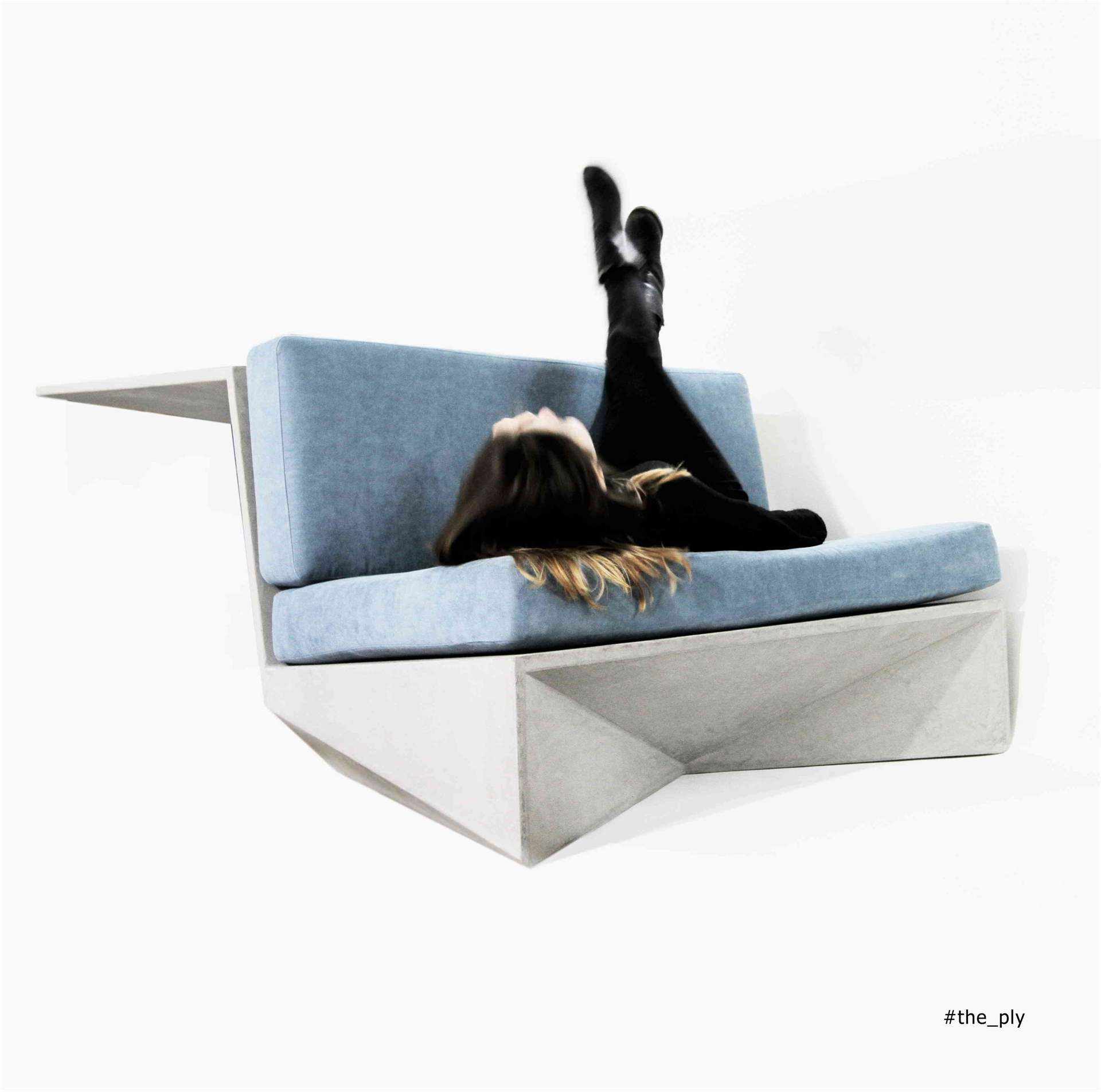 Mikrozement-Sofa mit blauen Kissen