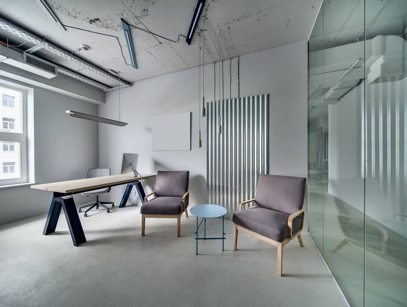 Renoviertes Büro mit Mikrozement auf dem Boden