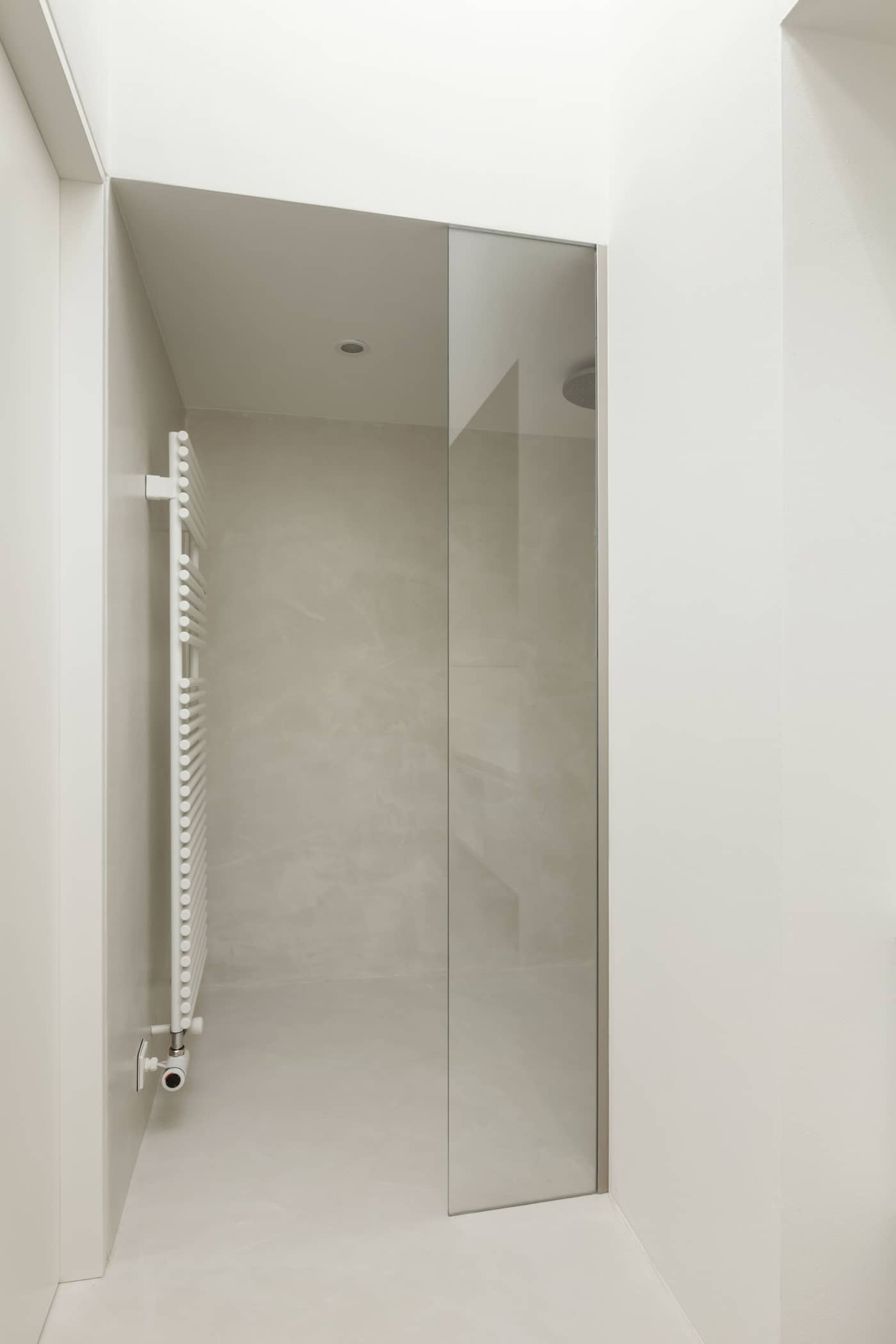weißer Mikrozement die Wände eines Badezimmers