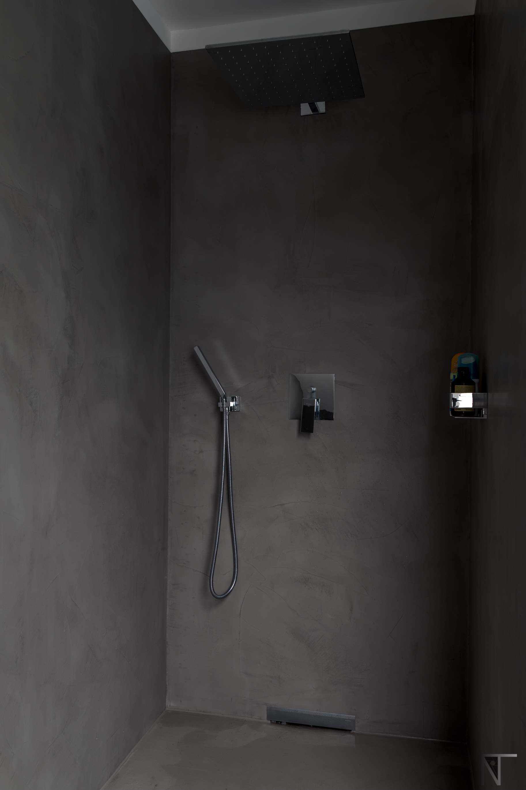 Badezimmer mit Fliesen, renoviert mit Mikrozement in der Dusche