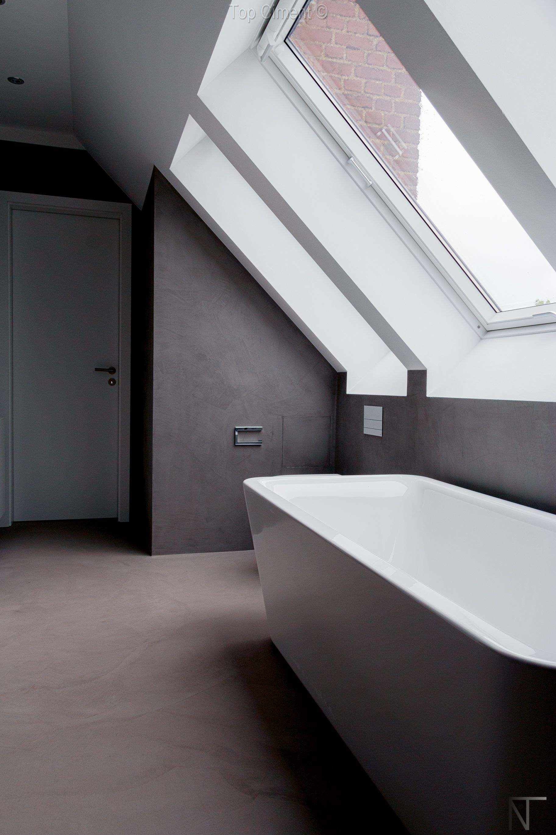 Badezimmer mit Fliesen, renoviert mit Mikrozement an Wänden und Boden