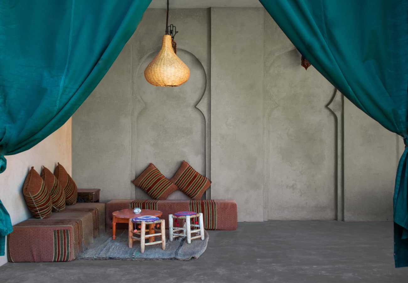 Hotel mit Tadelakt-Mikrozement-Finish an der Wand Hotel mit Tadelakt-Mikrozement-Finish an der Wand