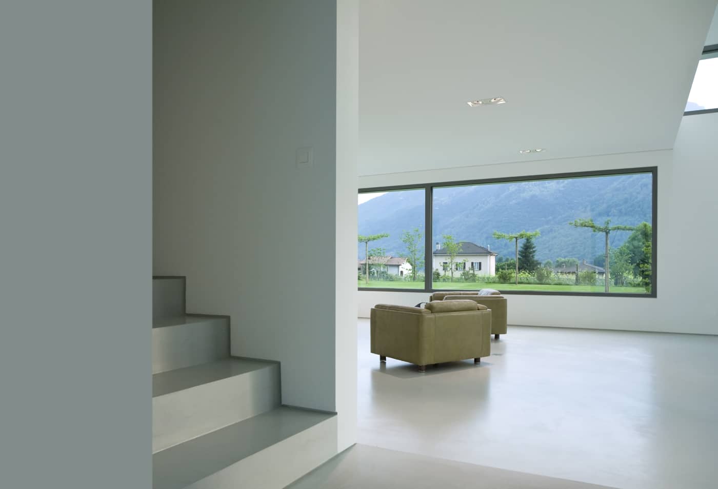 Wohnzimmer mit Wänden und Boden aus Mikrozement