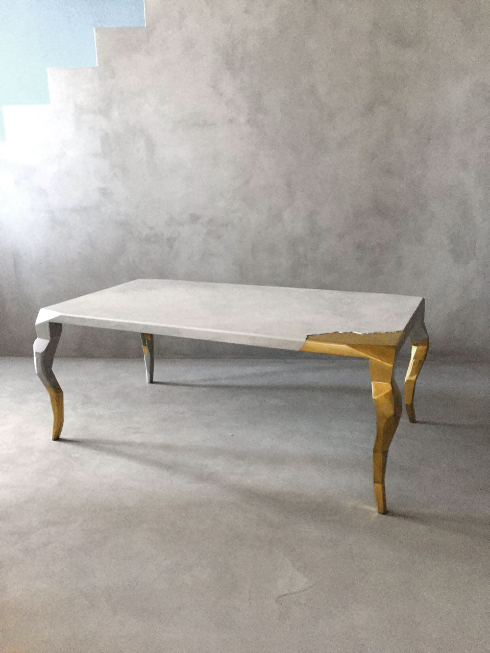 Möbel aus goldenem und weißem Mikrozement