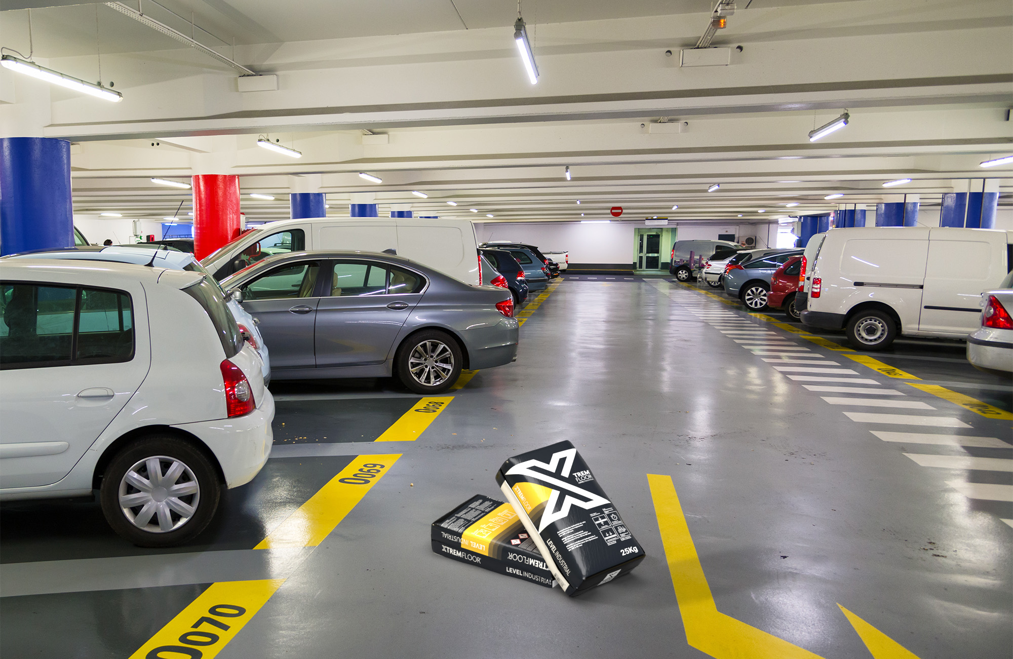 Parkplatz mit Industrie-Selbstnivellierer XTREMFLOOR® Level Industrial im Boden Parkplatz mit Industrie-Selbstnivellierer XTREMFLOOR® Level Industrial im Boden