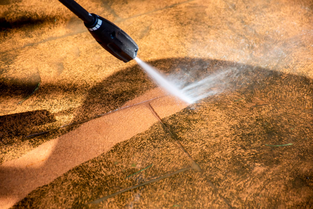 Reinigung von bedrucktem Beton mit Schlauch Reinigung von bedrucktem Beton mit Schlauch