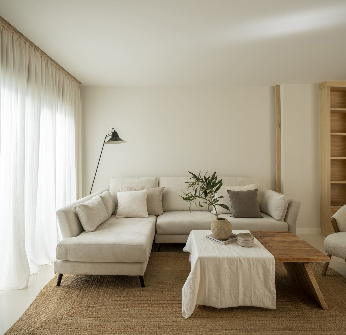 Microcement on the living room floor in the Jara project in Granada.