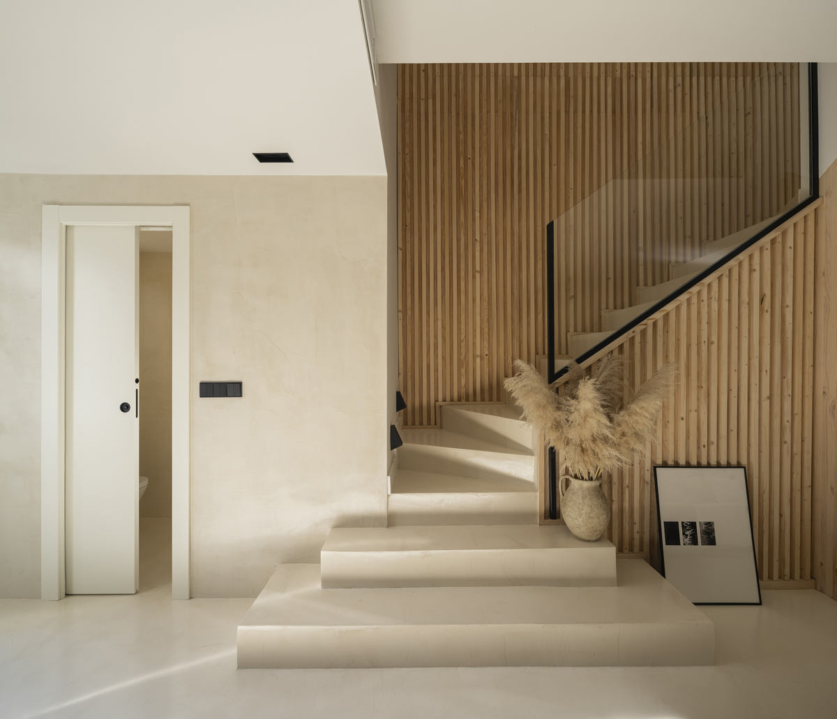Microcement on stairs, walls and floor in Jara project in Granada.