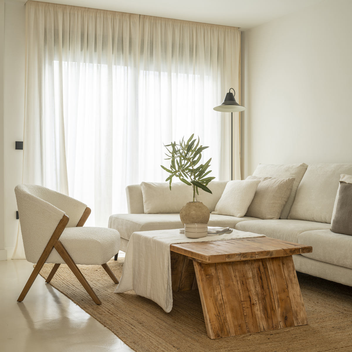 White microcement on the living room floor in the Jara project in Granada.