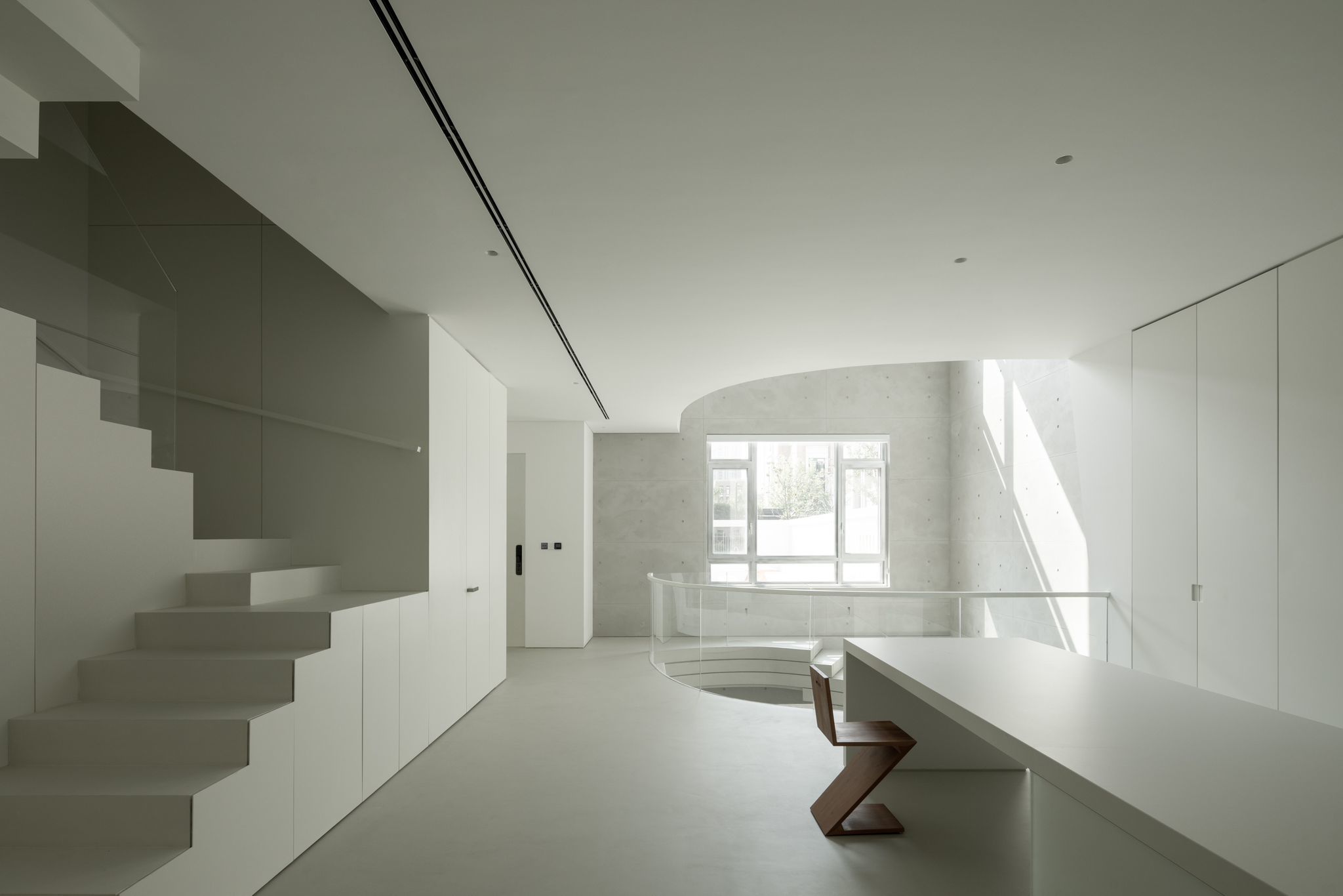 Microcement ceiling, floor and walls in a house in Kiev in the Luz project.