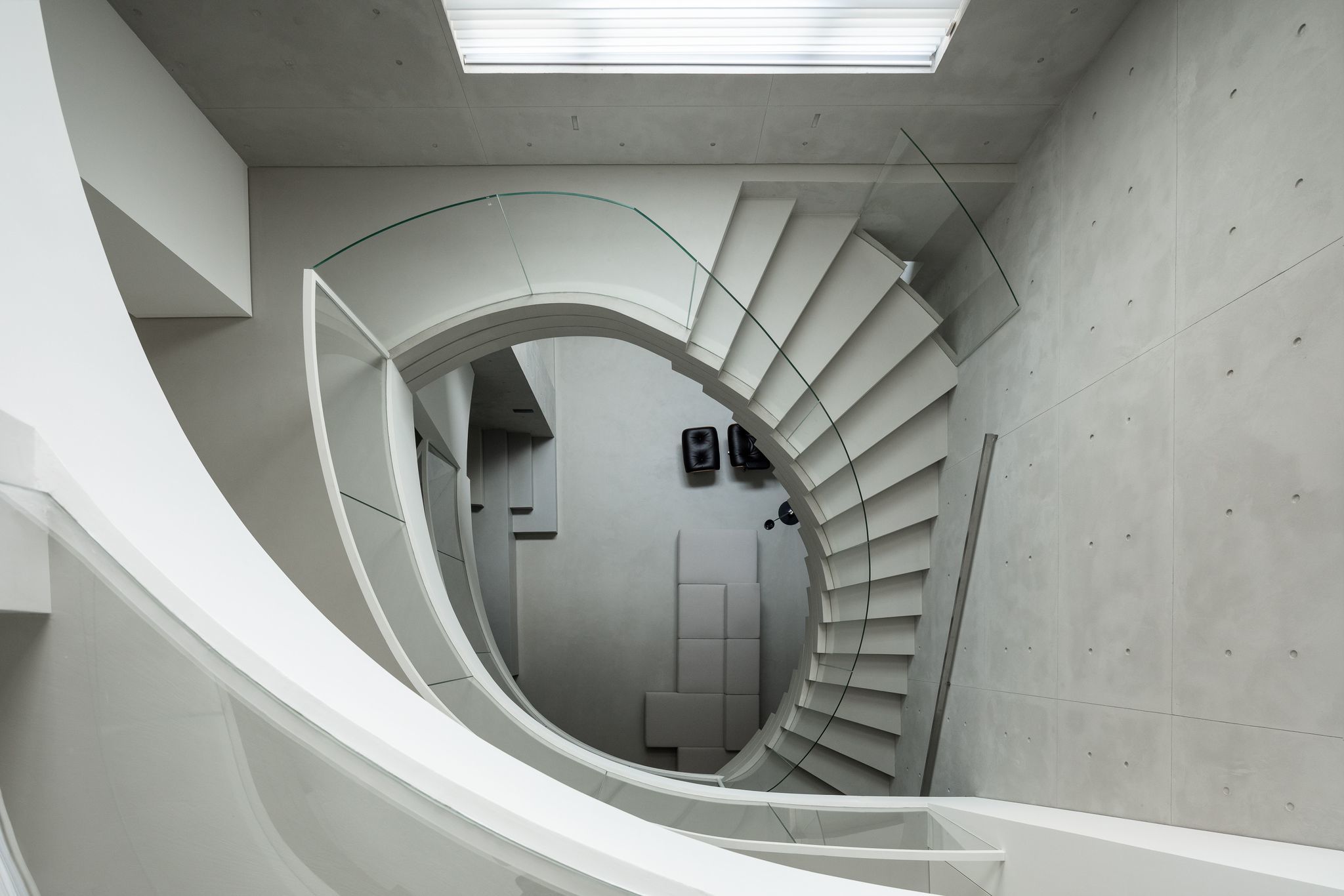 Microcement wall with mirror in a house in Kiev in the Luz project.