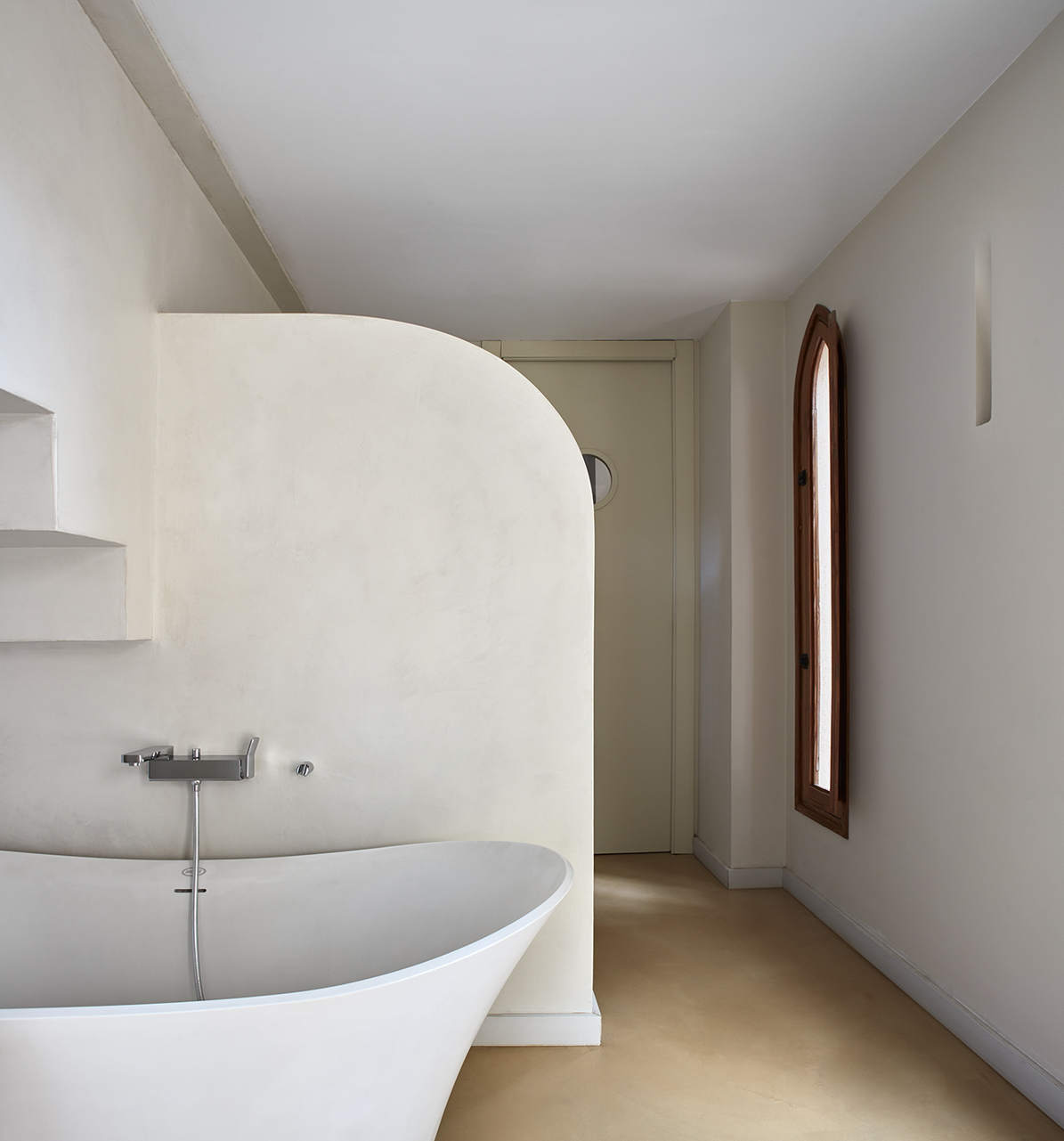 Microcement bathroom on walls and floor at Casa Isabel