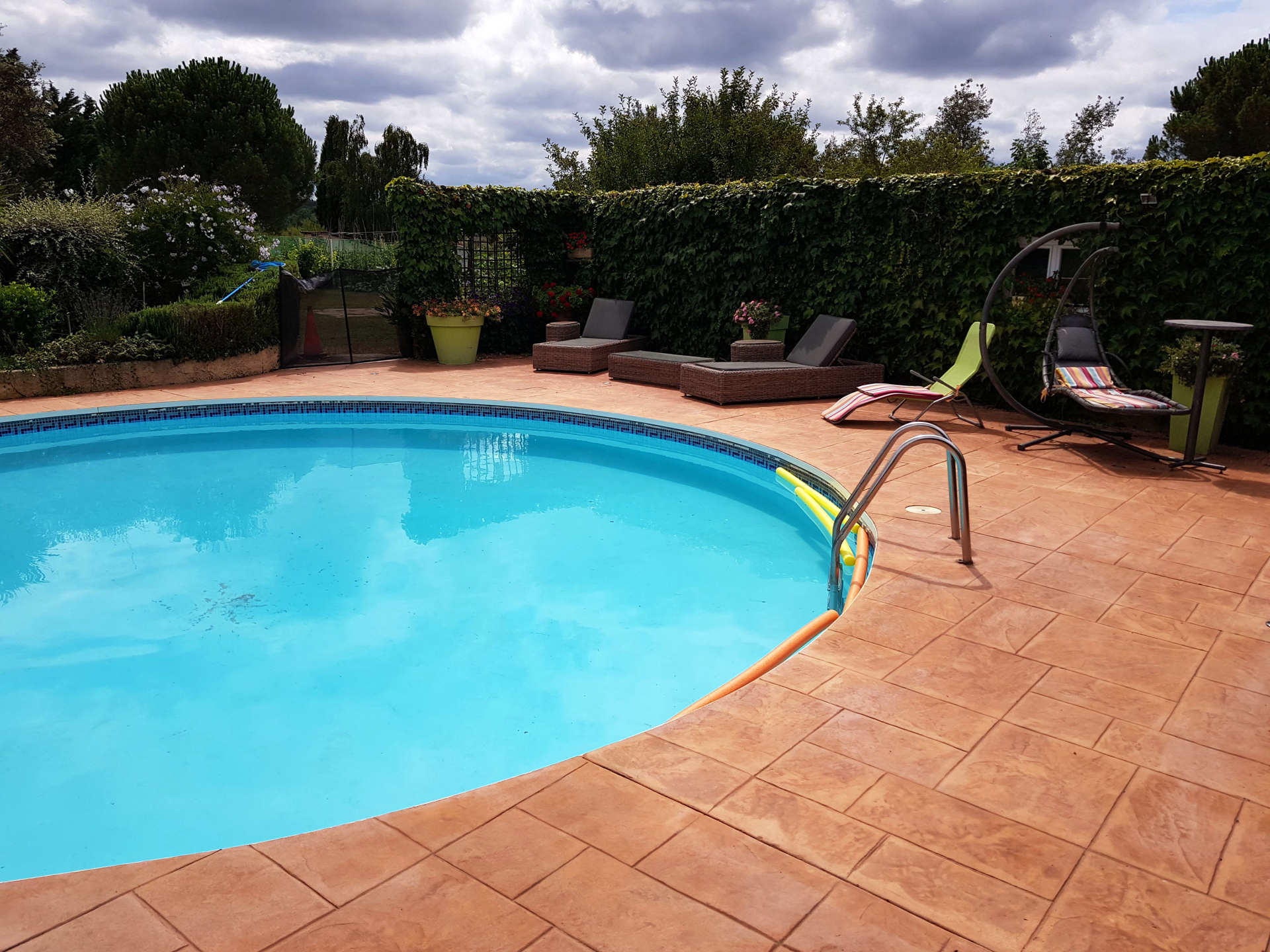 circular pool with imprinted concrete around