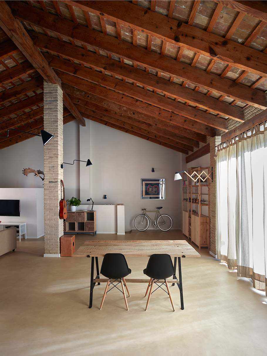 Beige coloured microcement on the floor of a house.