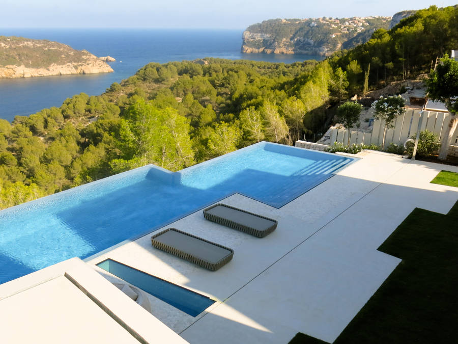 microcement pool in infinity pool style