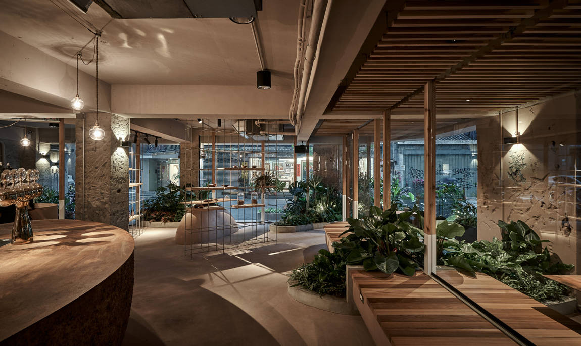 Microcement on floor, bar and structural shapes in a shop in Taiwan in the Soar Terra project.