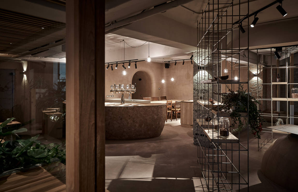 Microcement on floor, walls and corridors in an area with shelves in a store in Taiwan in the Soar Terra project.