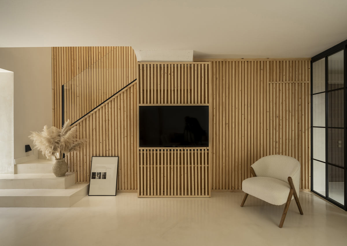 Microcement on the living room floor and stairs in the Jara project in Granada.