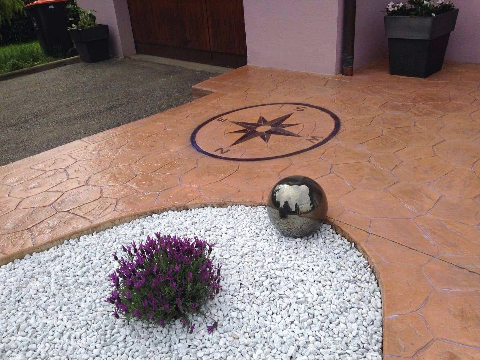 entrance floor to housing applied with imprinted concrete molds