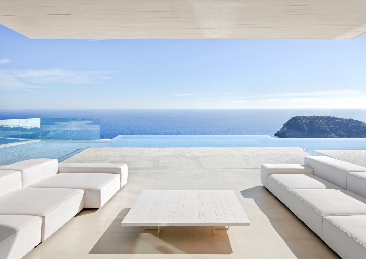 White microcement pool in Sardinera Project.