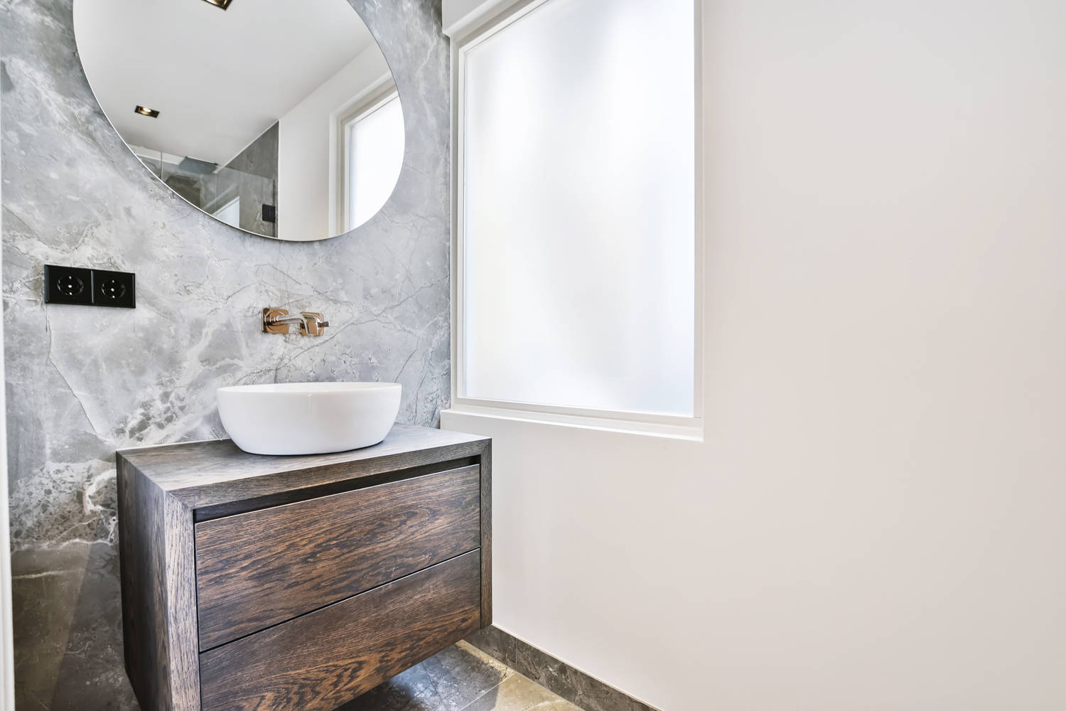 Front bathroom wall with Venetian stucco