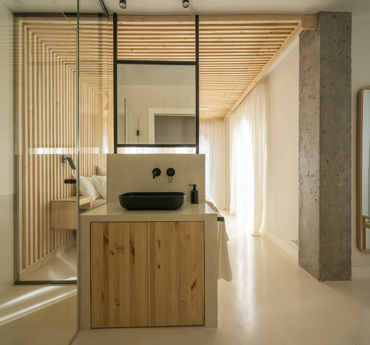 Microcement on the wall and the sink countertop in the Jara project in Granada.