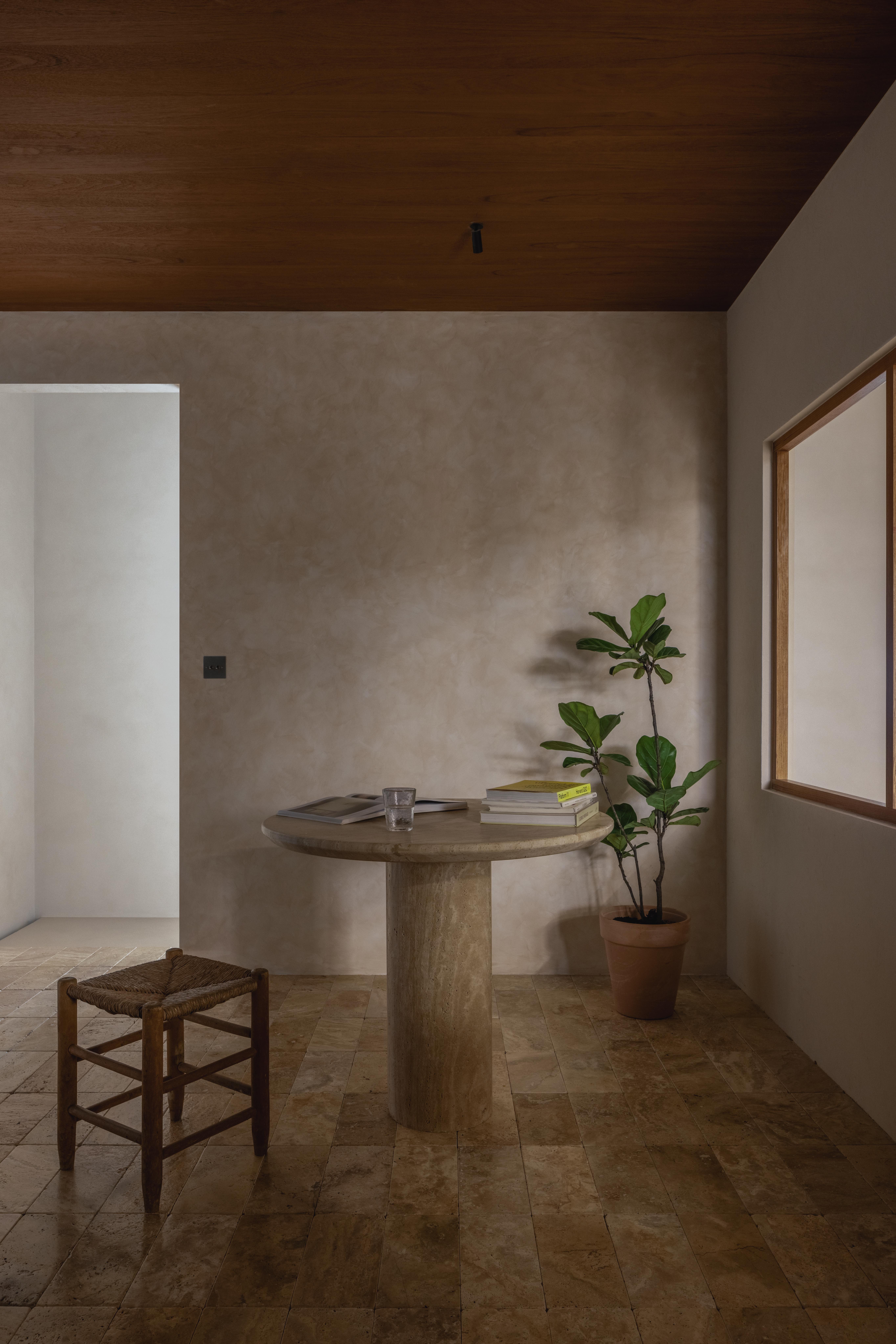 Grey microcement floor in a house in Kiev in the Luz project.