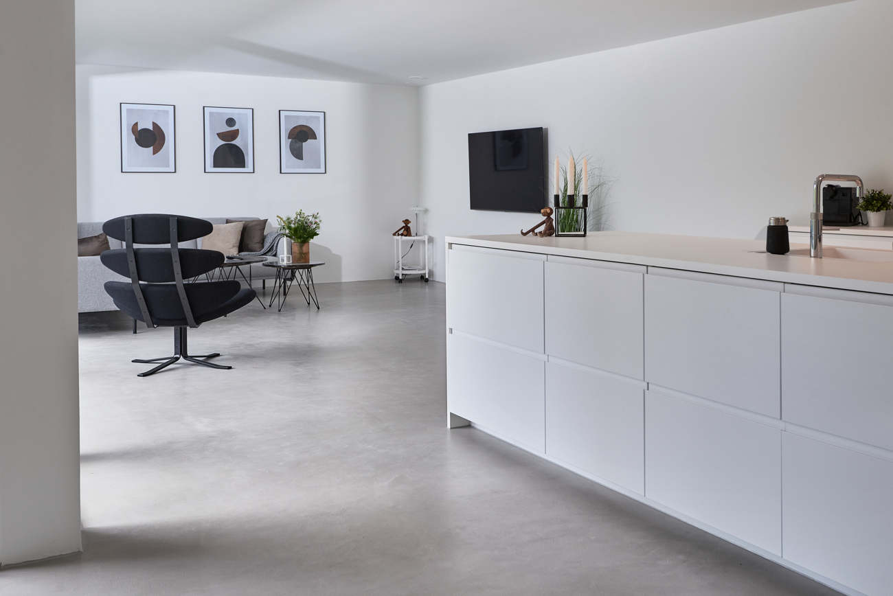 microcement floor open kitchen to the living room