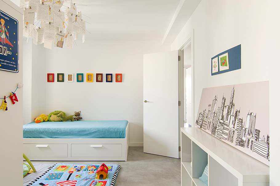 Renovated children's room with microcement on the floor.