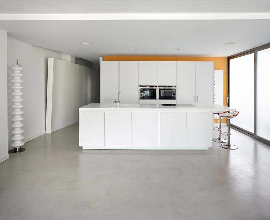 Microcement floor in the kitchen in the Hernán Cortés project.