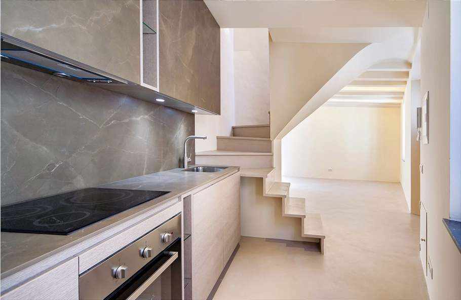 Microcement on the floor of the open kitchen in Project Francisco Jesús.