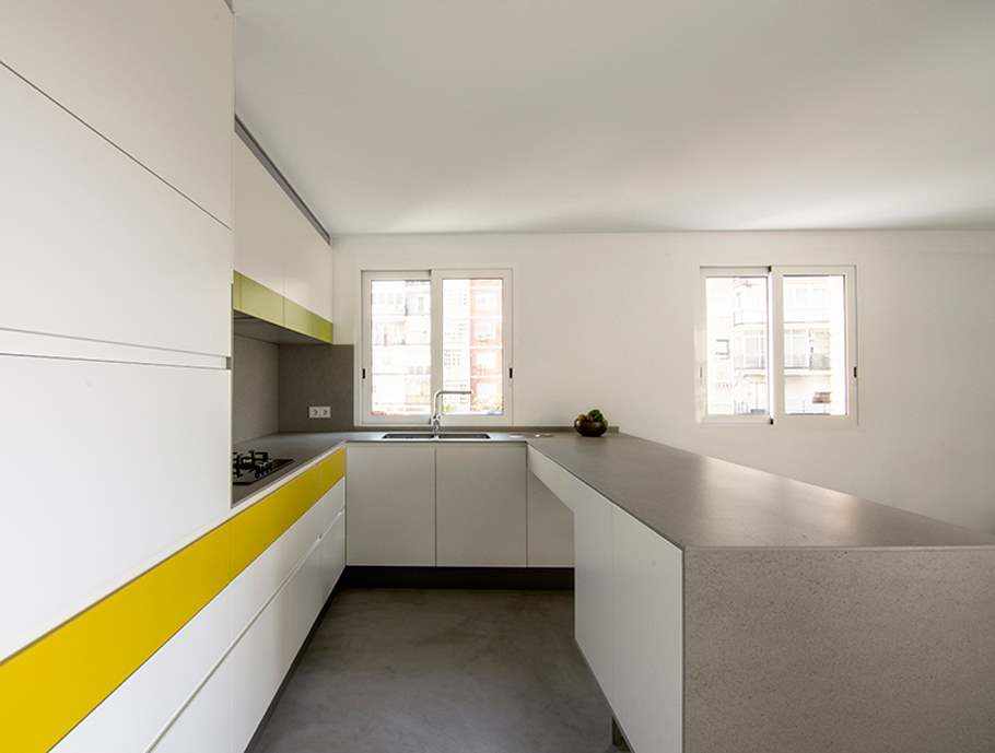 Renovated kitchen with microcement on the countertop.