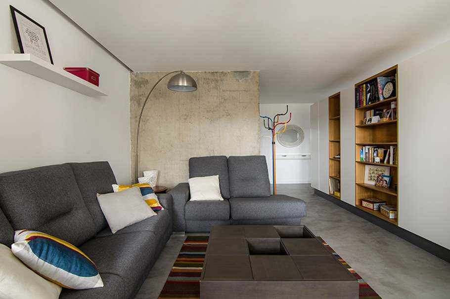 Renovated living room with microcement on the floor.