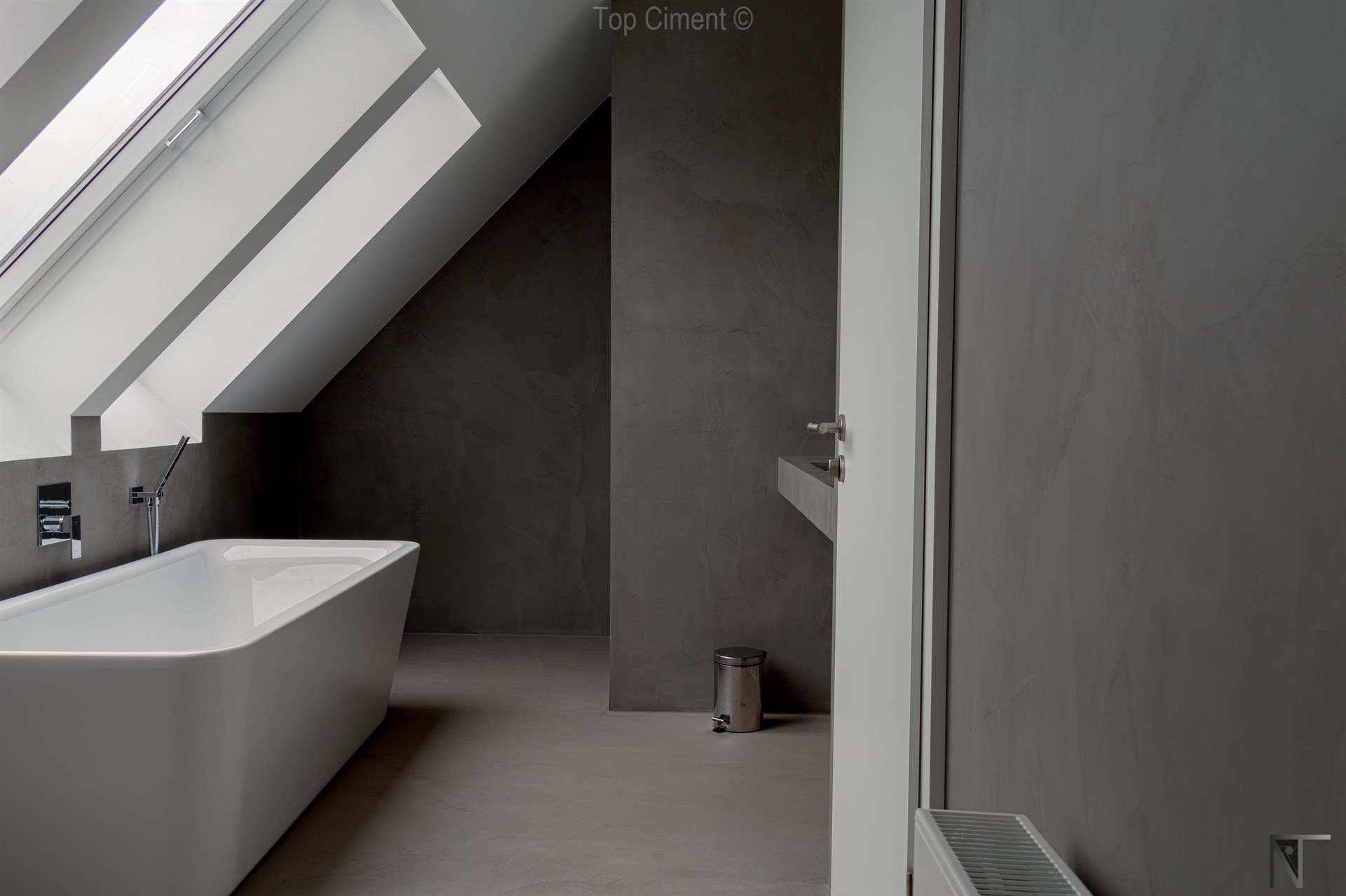 Tile bathroom renovated with Microfino Topciment microcement