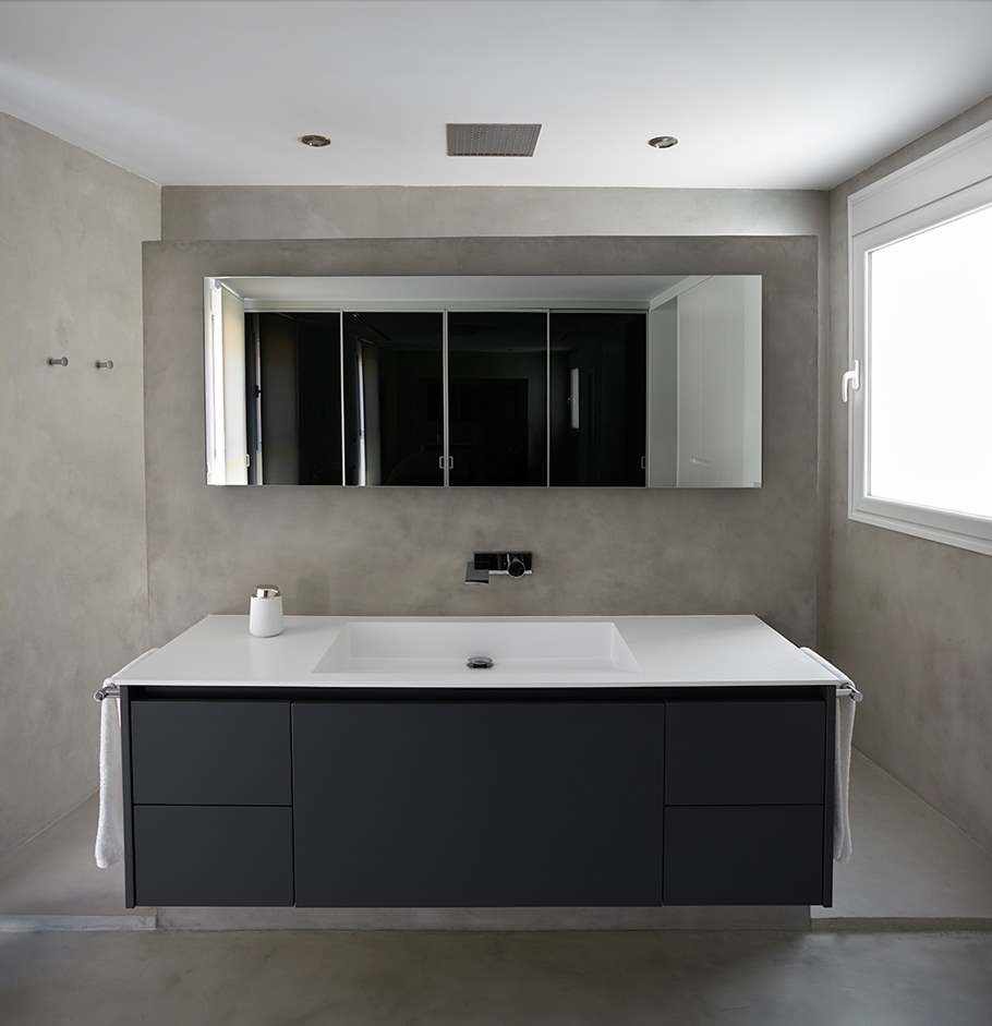 Microcement walls and floor in the bathroom in the Hernán Cortés project.