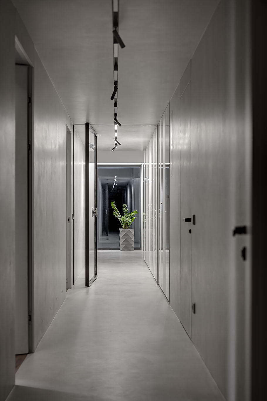 Apartment with microcement on floor, walls and ceiling of the corridor.