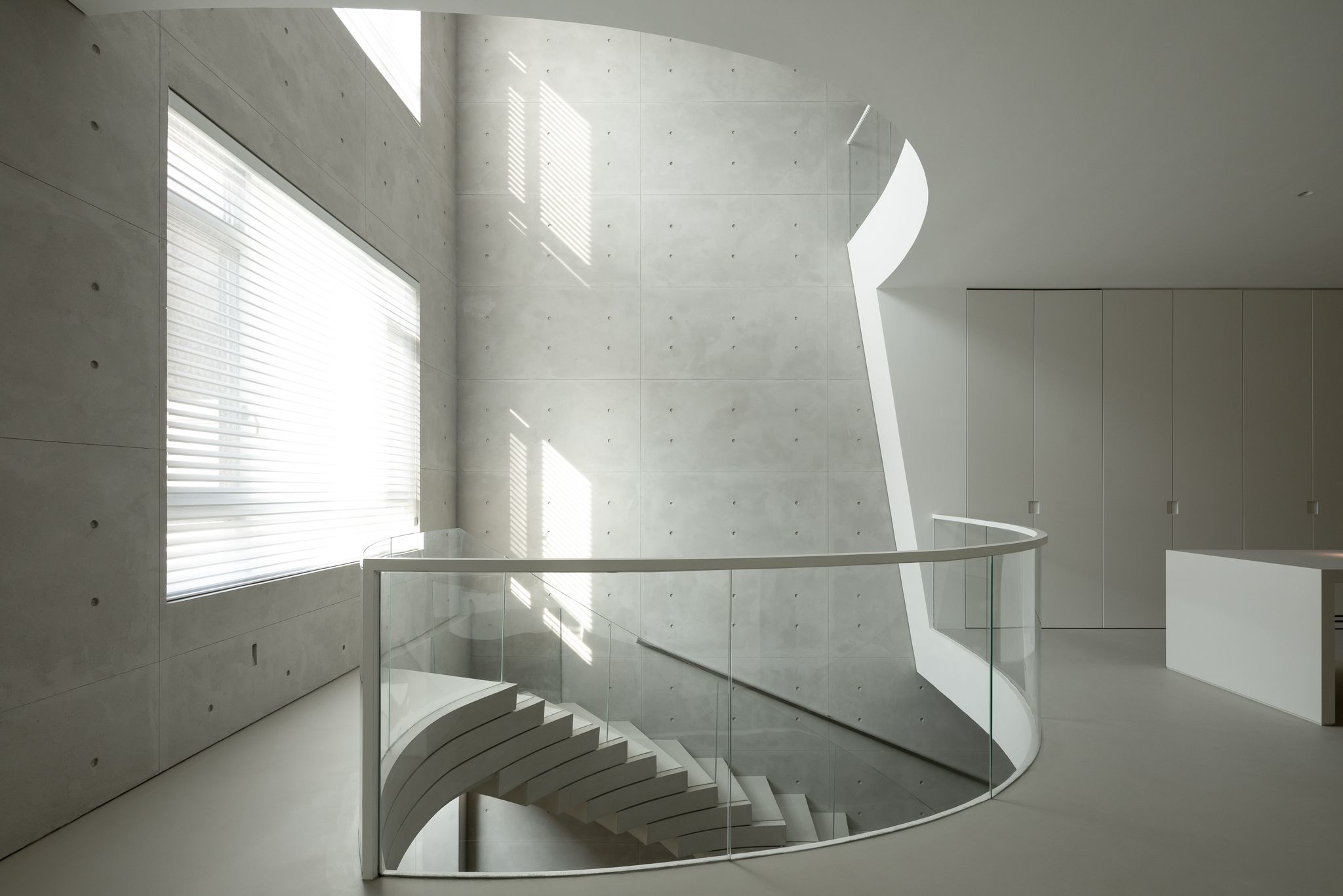 Microcement floor and steps in a house in Kiev in the Luz project.
