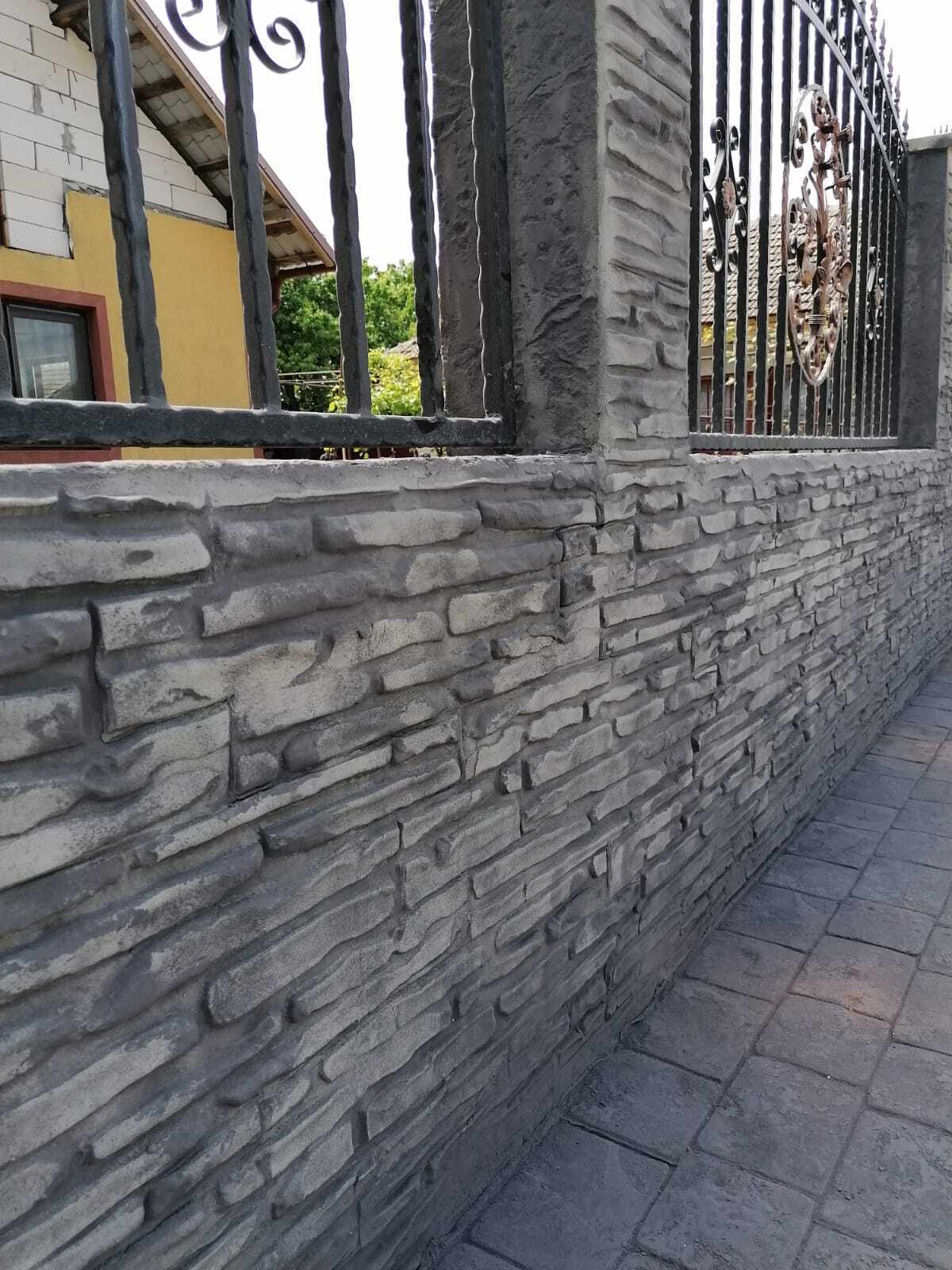 fachada de casa con concreto estampado vertical imitación piedra