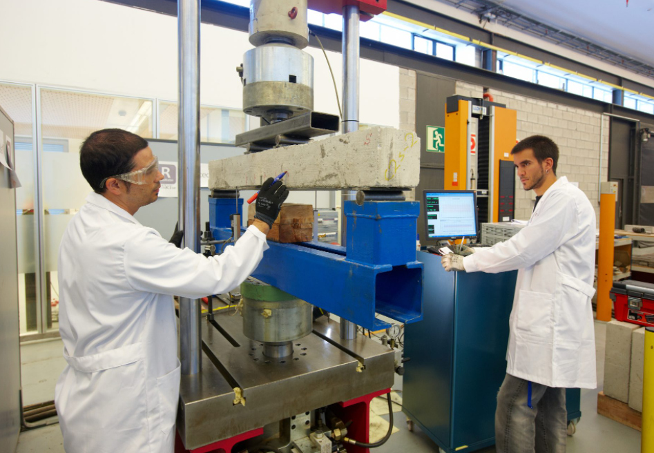 Trabajadores de Tecnalia probando los productos Topciment