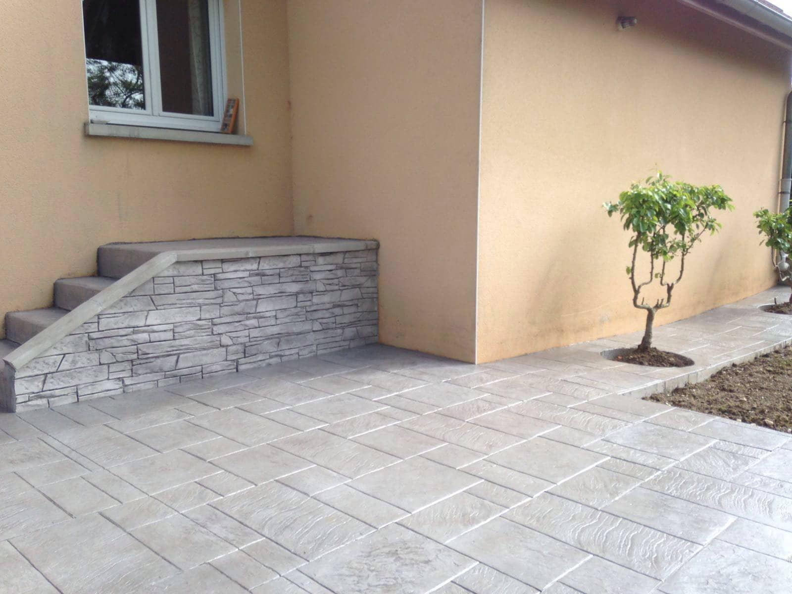 Lateral de vivienda con molde de concreto en el suelo