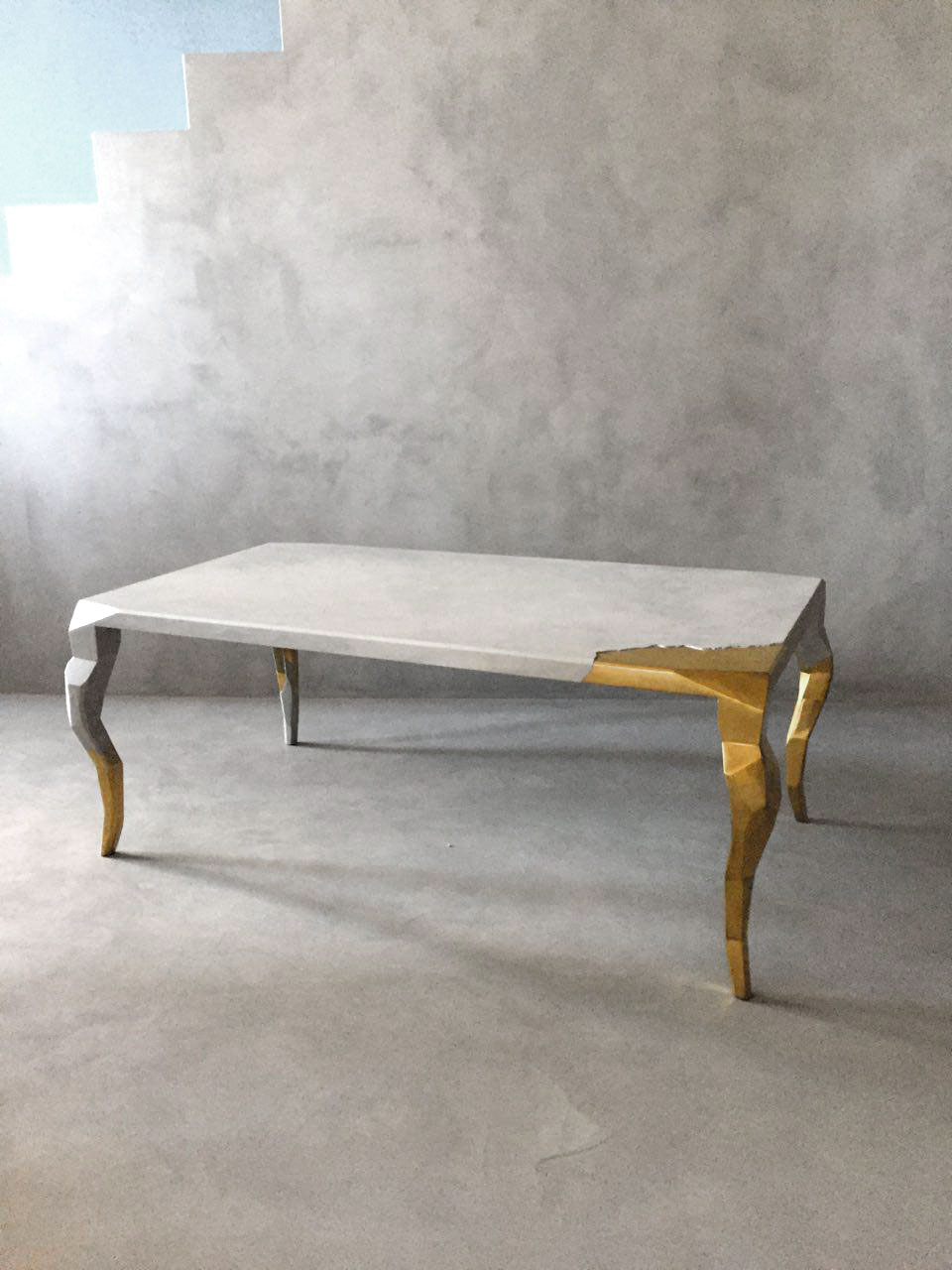 Mueble de microcemento dorado y blanco