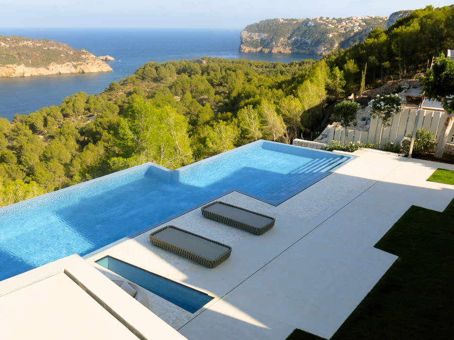 piscina de microcemento estilo infinity pool